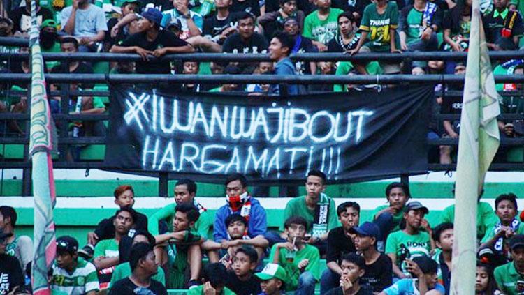 Bonek minta Persebaya pecat Iwan Setiawan. Copyright: Emosi Jiwaku/Joko Kristiono