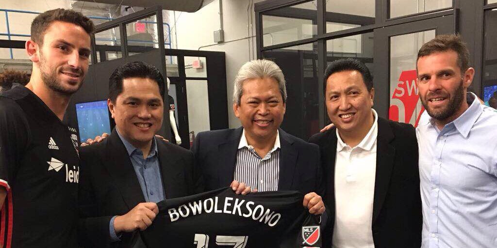 Pemilik DC United, Erick Thohir (kedua dari kiri), meresmikan pembangunan stadion baru timnya, Audi Field, yang berlokasi di Washington, Amerika Serikat, Selasa (27/6/2017).