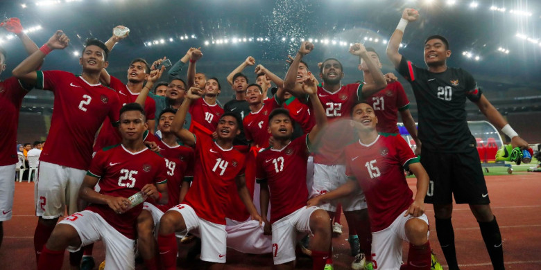Para pemain <a style='color:#c1272d;text-decoration:none' href='http://bolasport.com/tag/timnas-indonesia'>timnas Indonesia</a> merayakan kemenangan atas Filipina di depan tribune suporter asal Tanah Air yang memberi dukungan langsung di Stadion Shah Alam, Kamis (17/8/2017).