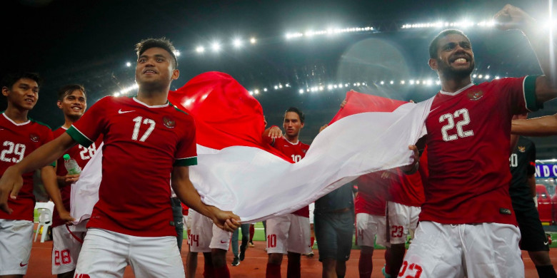 Saddil Ramdani, Yabes Roni, dan sejumlah pemain timnas lain kibarkan Sang Merah Putih seusai laga versus Filipina pada <a style='color:#c1272d;text-decoration:none' href='http://bolasport.com/tag/sea-games-2017'>SEA Games 2017</a> di Shah Alam, Kamis (17/8/2017).