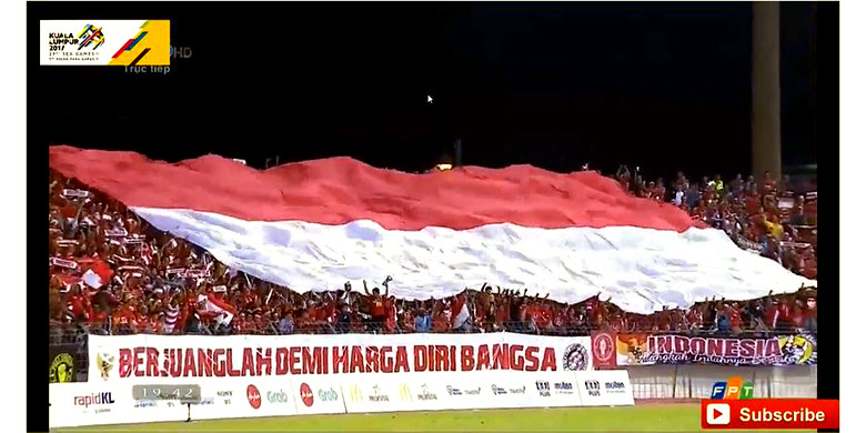 Koreografi suporter Indonesia pada pertandingan <a style='color:#c1272d;text-decoration:none' href='http://bolasport.com/tag/timnas'>timnas</a> U-22 versus Vietnam di <a style='color:#c1272d;text-decoration:none' href='http://bolasport.com/tag/sea-games-2017'>SEA Games 2017</a>, Selasa (22/8/2017).