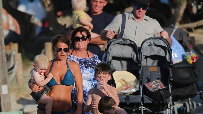 Wayner Rooney bersama keluarga berlibur di Ibiza