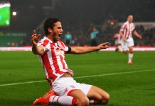 Video, Dikerjai Temannya, Pemain Stoke City Hampir Dicaplok “Komodo”