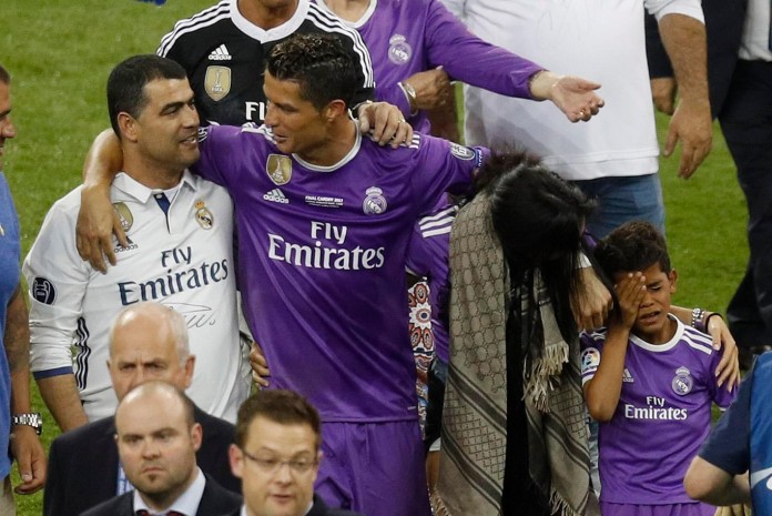 Foto, Pacar Ronaldo Tampil Cantik Dengan Kalung Medali Liga Champions