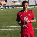 Pemain timnas U-19 Indonesia, Egy Maulana Vikri berhasil meraih penghargaan di turnamen Toulon. Dia sukses mengikuti jejak dari Cristiano Ronaldo dan Zinedine Zidane yang pernah mendapatkan penghargaan itu. Egy sendiri memang tampil impresif dalam tiga laga. Ia juga dianggap menjadi pemain yang berpangaruh di skuat Garuda Nusantara. Panitia pun akhirnya memberikan penghargaan ouer Revelation Trophee Toulon Turnament 2017. Setahun sekali, satu pemain yang hebat akan menerima Piala tersebut. "Meskipun turnamen ini belum selesai, tapi Egy dinilai dari statistiknya layak mendapatkan Piala ini," tulis laman resmi PSSI. Sebenarnya penghargaan ini telah diberikan setelah akhir turnamen. Berhubung Timnas U-19 Indonesia akan segera pulang, penghargaan itu langsung diberikan. "Kemudian, biasanya yang menerima Piala tersebut adalah pemain yang timnya minimal masuk semifinal. Namun di tahun 2017 ini, baru pertama kali dikasihnya sama pemain yang timnya tidak masuk semifinal. Dan yang meraih Egy Maulana. Selamat buat Egy!," tutup pernyataan PSSI. Mendapat penghargaan itu, jelas Egy tak bisa menyembunyikan kebahagiaannya. "Saya tidak pernah menyangka kalau dapat itu karena saya hanya mementingkan Tim. Saya hanya memberikan yang terbaik dan itu bonus bagi saya, orang yang menilai bukan saya, terima kasih untuk semua yang telah mendukung saya," bilang Egy.