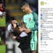 Foto, Bukannya Mengusir, Ronaldo Justru Peluk Bocah Yang Nekat Masuk Lapangan
